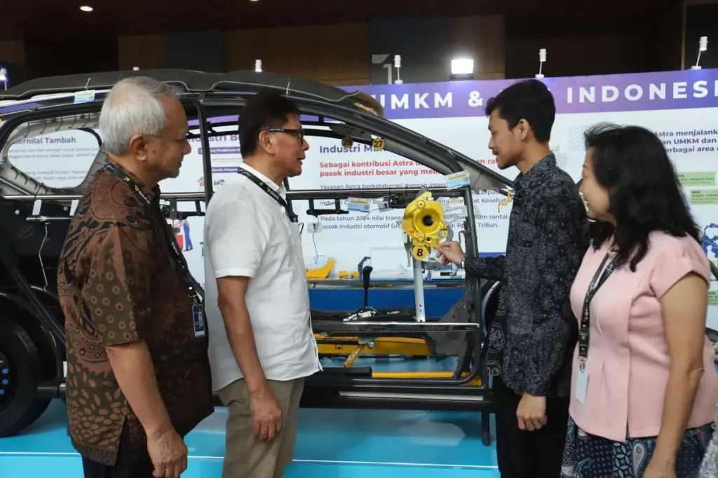 Perwakilan PT Noerhayat Berkah Sejahtera di booth YDBA pada GIIAS 2025.