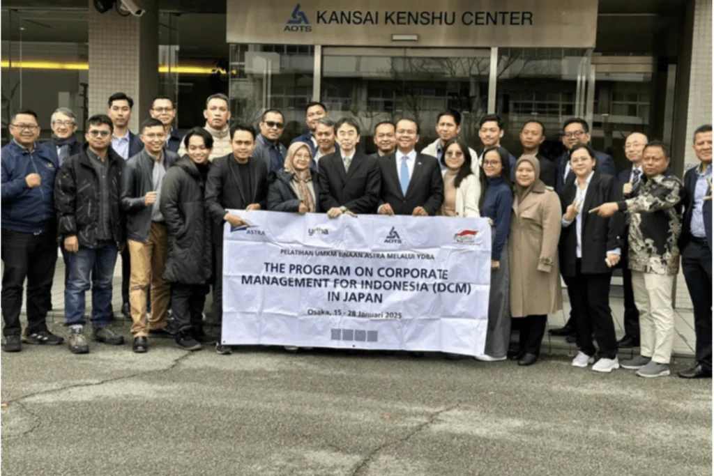 Delegasi PT Noerhayat Berkah Sejahtera bersama peserta lain di pelatihan carbon neutrality di Osaka, Jepang.