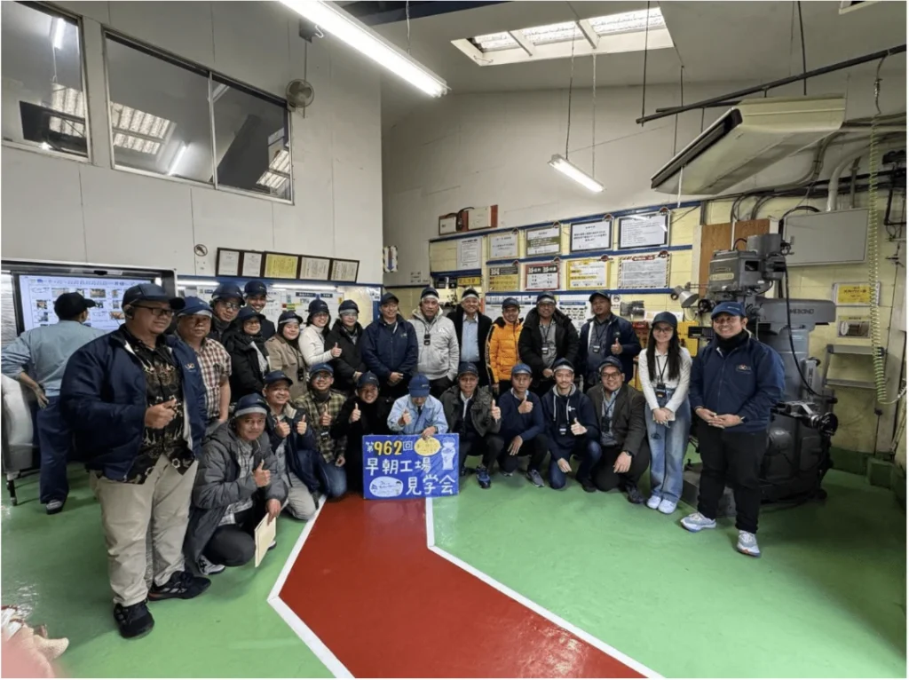 Operator PT Noerhayat Berkah Sejahtera memakai alat pelindung diri saat mengoperasikan mesin stamping di pabrik Jababeka.